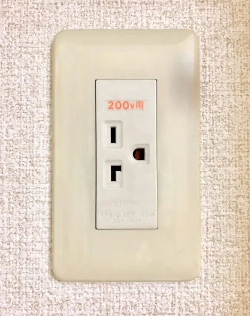 エアコン工事前に要チェック！電圧とコンセント形状の基礎知識